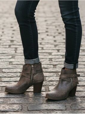 Wishbone Collection Brown Distressed Western Style Leather Ankle Boots Size 7
